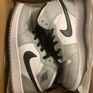 Jordan 1 mid smoke gray